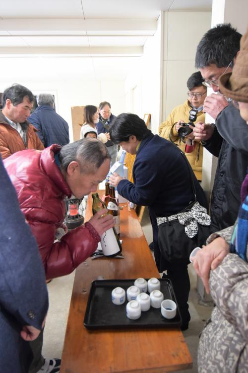 複数の日本酒をテイスティングしている参加者の写真