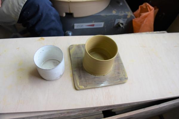 左に完成した白い器と、右に成形後の粘土の器