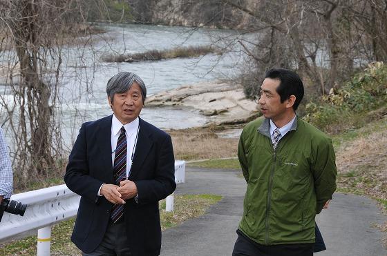 「タンの瀬」を間近に見学する辰野氏と町職員の写真