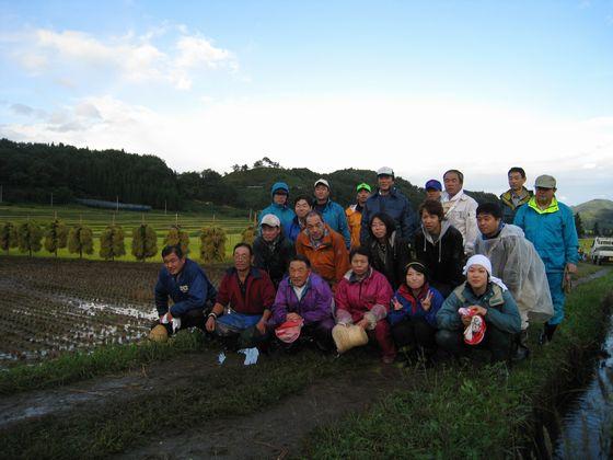 能中・椹平の棚田で行われた稲刈り体験ツアー参加者の集合写真2