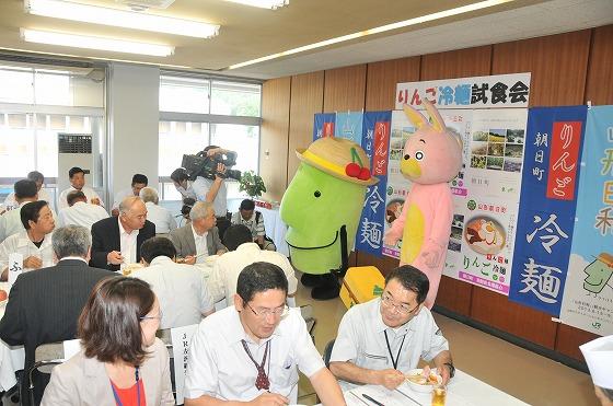 「りんご冷麺」の発表試食会の様子の写真4