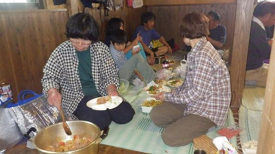 町山岳会 食事班による調理様子の写真3
