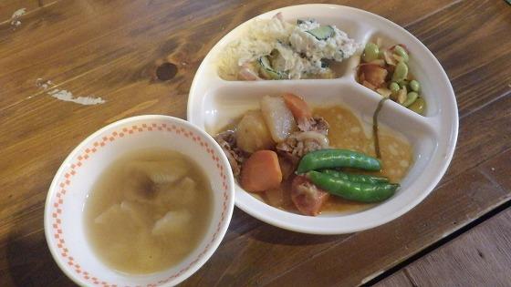 豚汁とポテトサラダと肉じゃがと枝豆、ポテト、ベーコンの炒め物の料理の写真