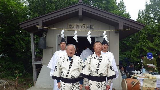 法被に着替え記念撮影朝日山岳会の男性達の写真