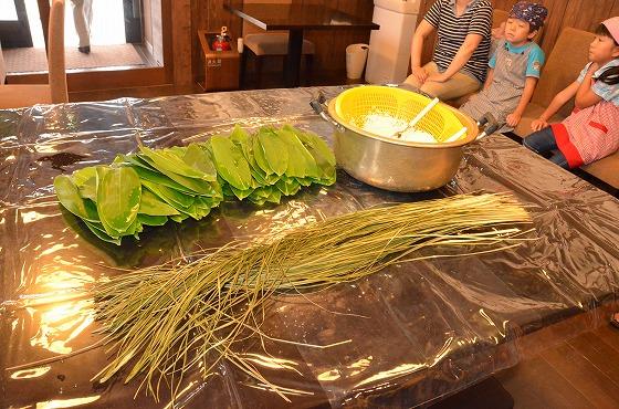 カフェ蔵の台にもち米・笹の葉・イグサが並んでいる様子の写真