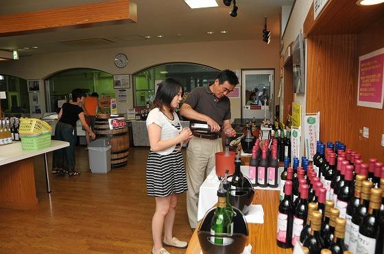 ワイン城の売店コーナーにたくさんのお客様が訪れる様子の写真