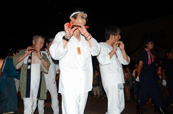白装束に身を包んでいる白山神社の氏子の方々の写真