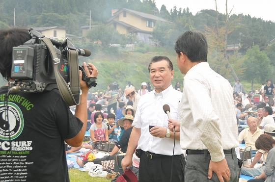テレビ局の取材を受ける鈴木町長の写真