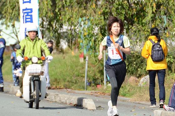 女性が4区を走っている写真
