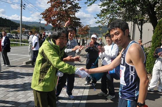 ゴール後に喜びの握手を交わす宮宿Aの近藤裕明監督と長岡選手の写真