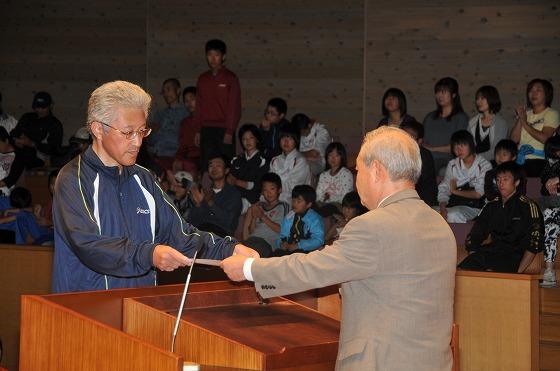 表彰式で菅井道也選手に表彰状が授与されている写真