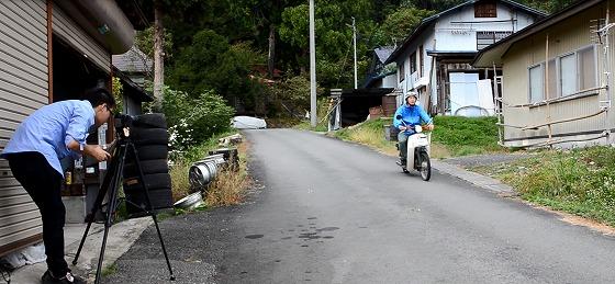 家の前をバイクで通過する写真