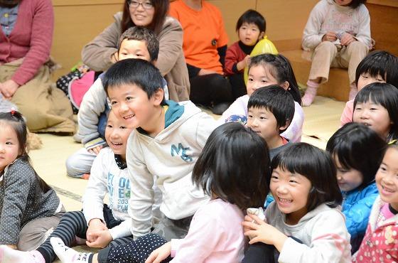 平成25年12月7日、創遊館で開催されたクリスマスこどものつどいで、人形劇団「ぐう・ちょき・ぱあ」の人形劇を楽しむ子どもたちの写真