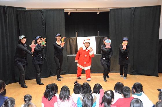 平成25年12月7日、創遊館で開催されたクリスマスこどものつどいでの、サンタに扮した「ぶなの実」メンバー梅津透子さんと出演者の写真