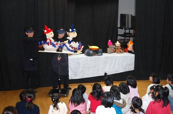 平成25年12月7日、創遊館で開催されたクリスマスこどものつどいでの、「ぐりとぐら」の人形劇クリスマスバージョンの写真