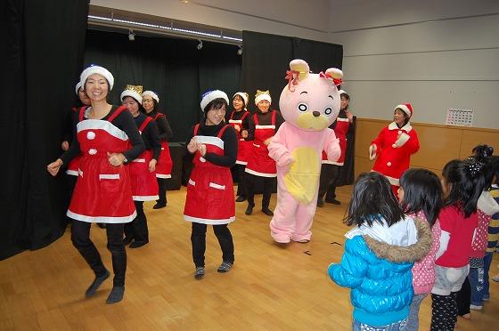 平成25年12月7日、創遊館で開催されたクリスマスこどものつどいで、サンタに扮した「ブナの実」メンバーと桃色ウサヒが踊っている写真