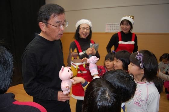 平成25年12月7日、創遊館で開催されたクリスマスこどものつどいで、「人形劇団 ぐう・ちょき・ぱあ」の見送りを受ける子どもたちの写真