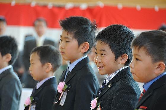 大谷小学校入学式の新一年生の写真