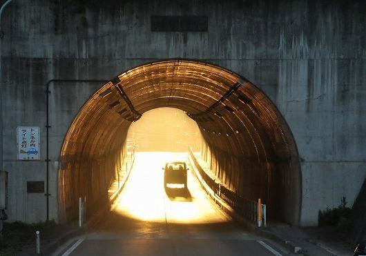 太郎トンネル内洞が夕影に輝く瞬間を収めた写真