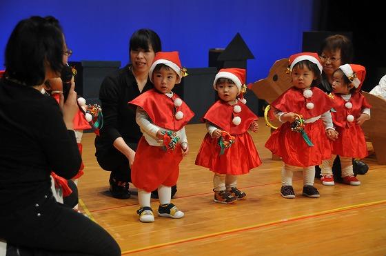 先生の話を聞く未満児達の写真