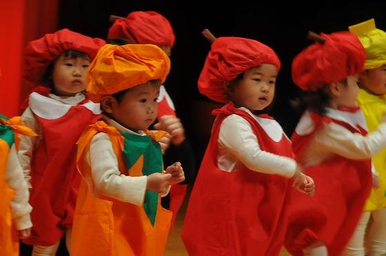 音楽に合わせて踊る3歳未満クラスの子どもたちの写真