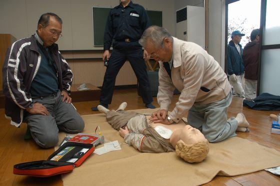 AEDを使った心肺蘇生等応急手当講習の様子の写真