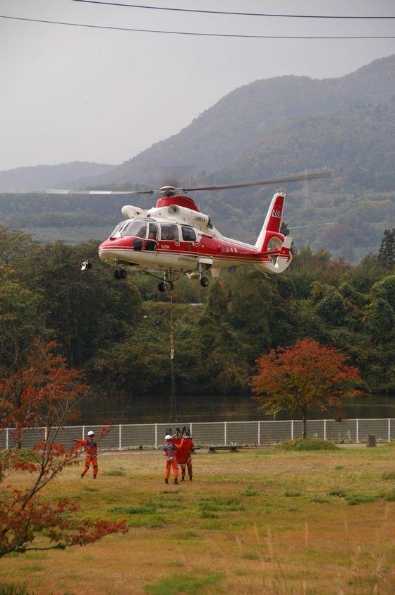 県の防災ヘリ『もがみ』が林野火災を想定し出動している様子の写真