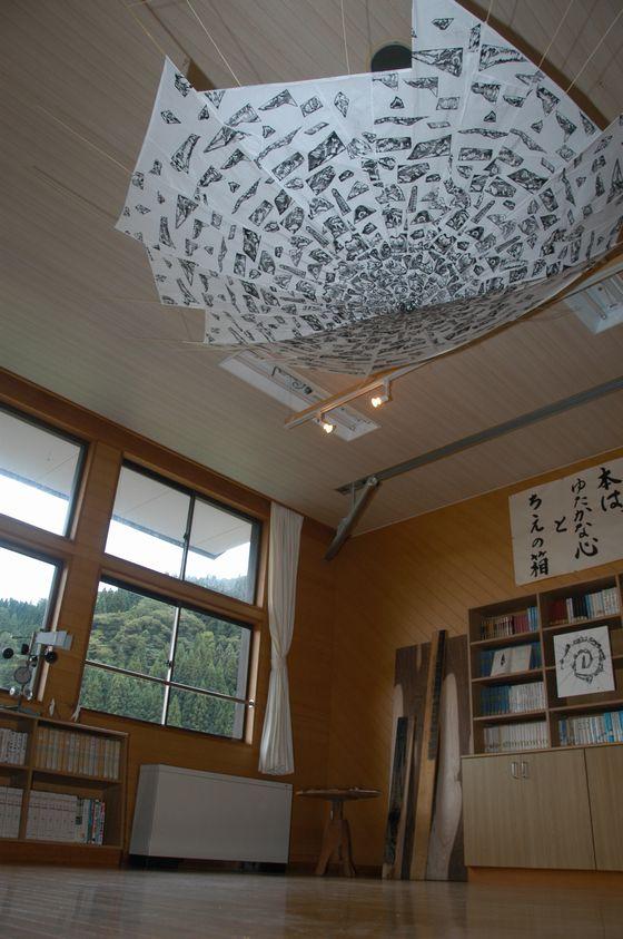旧立木小学校の教室の天井に展示されているスタンプ式の版画を用いて作られたオブジェの写真