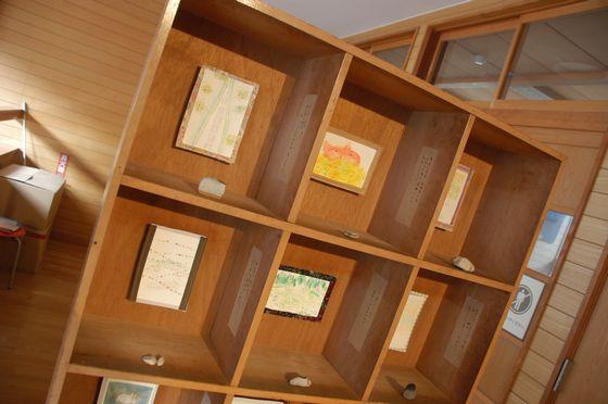 旧立木小学校の教室の棚に展示されている小さな風景画の数々の写真