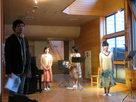 10月19日に開催された『秋の風音』演奏会で旧立木小学校の廊下に立っている男性と女性3人の演奏者の写真