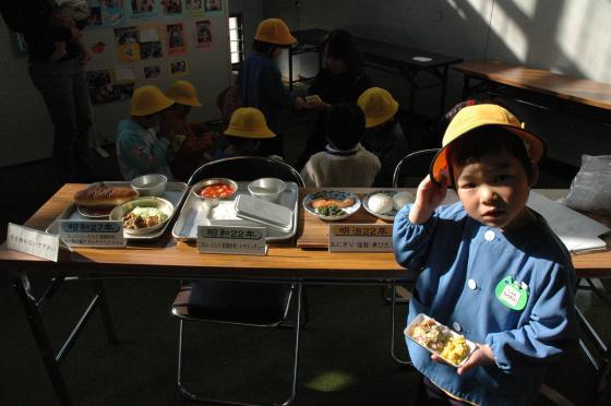 学校・保育園調理師部会による給食の展示の様子の写真