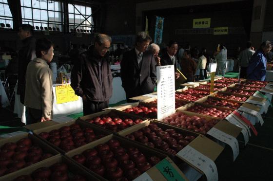 同時開催された第28回朝日町りんご品評会の様子の写真