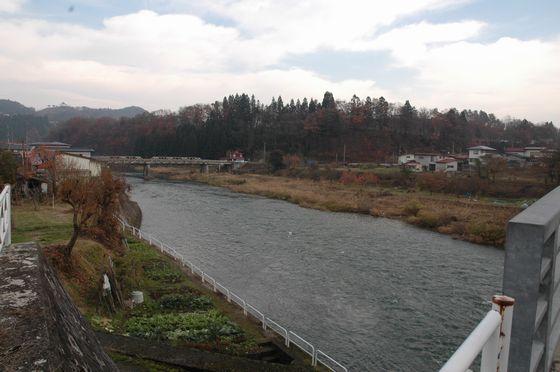 五百川橋から川の下流を見た景色の写真