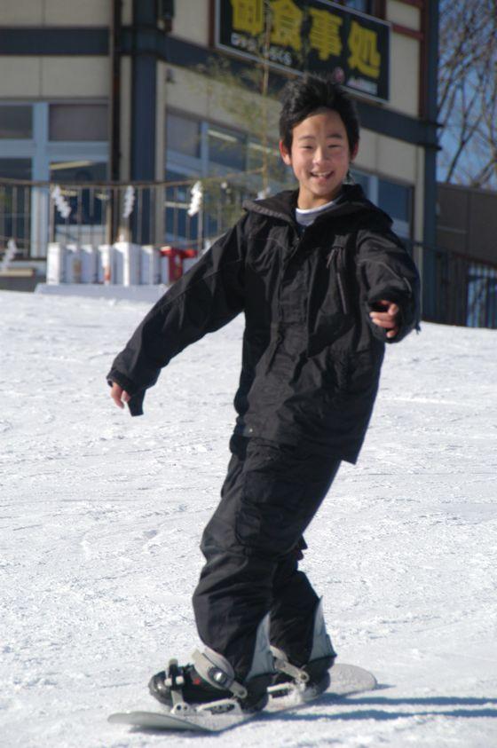 スノーボードで滑る子どもの写真2