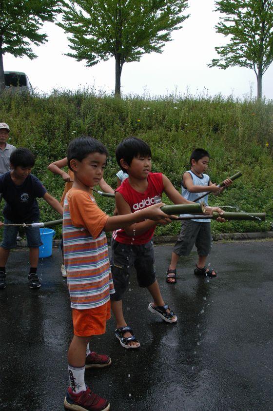 水鉄砲で遊んでいる子どもたちの写真
