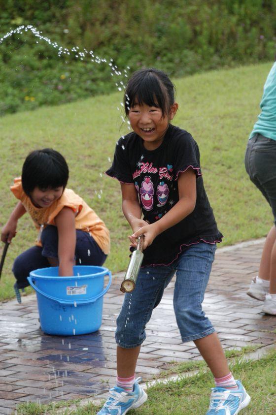 水鉄砲で遊んでいる女の子の写真
