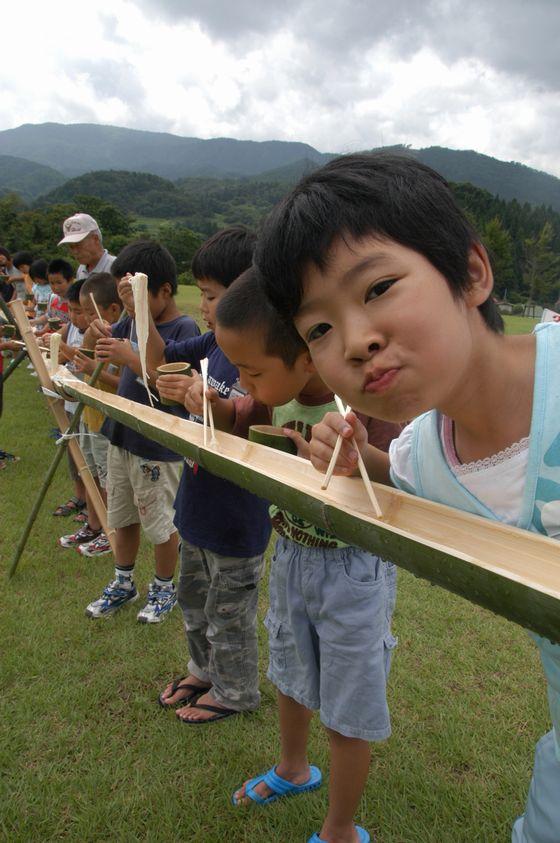 流しそうめんを食べている子どもたちの写真1