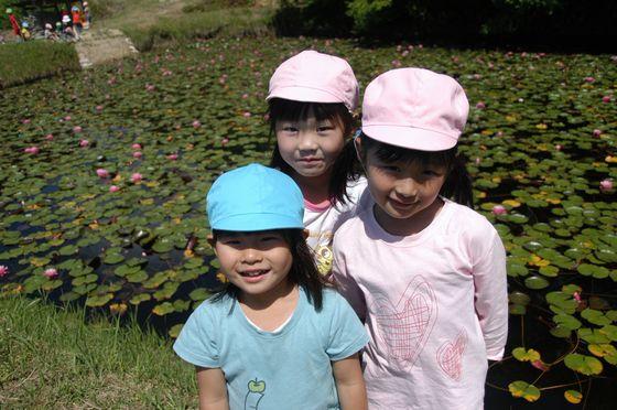 睡蓮を背に撮影した園児たちの写真1