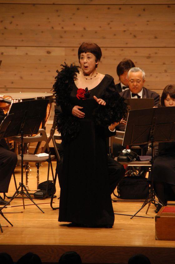 「第2部オーケストラと歌おう」で歌う今井倭子さんの写真
