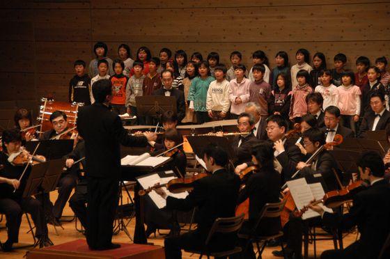 「第3部オーケストラと歌おう」で歌う小学生たちの写真
