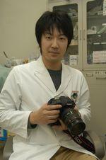 朝日町立病院内科医師金田卓也先生が愛機を手にしている写真