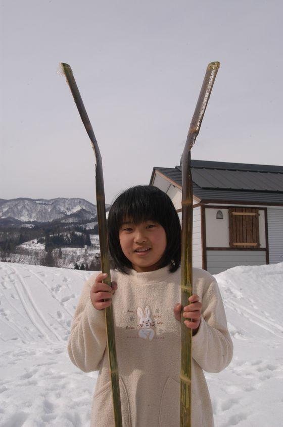 竹スキーを作っている様子の写真4