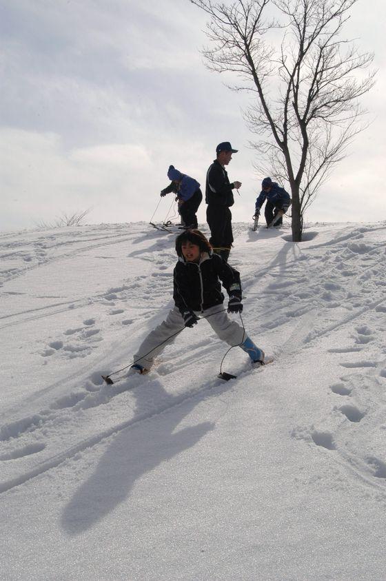 竹スキーで遊ぶ様子の写真2
