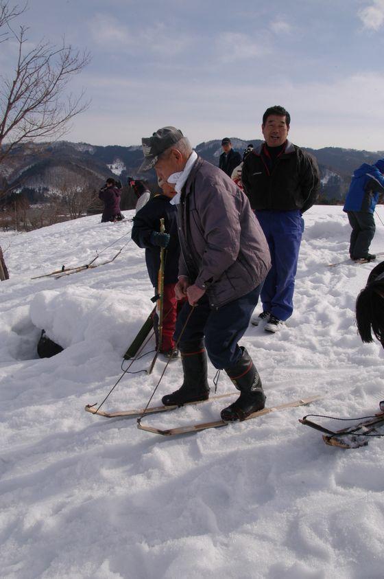 竹スキーで遊ぶ様子の写真3