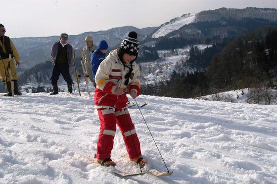 竹スキーで滑る様子の写真2
