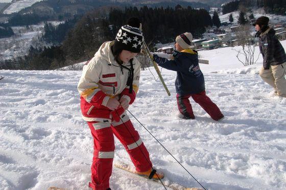 竹スキーで滑る様子の写真3