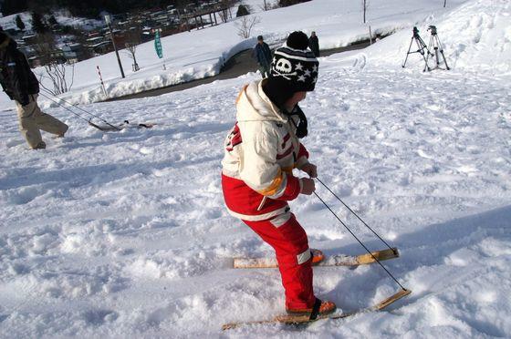 竹スキーで滑る様子の写真4