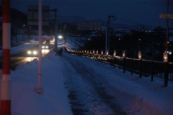 明鏡橋から栗木沢公民館の間に立て、あかりを灯している写真