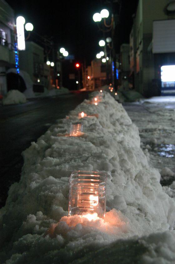 本町通りに作られた雪あかりキャンドルの写真