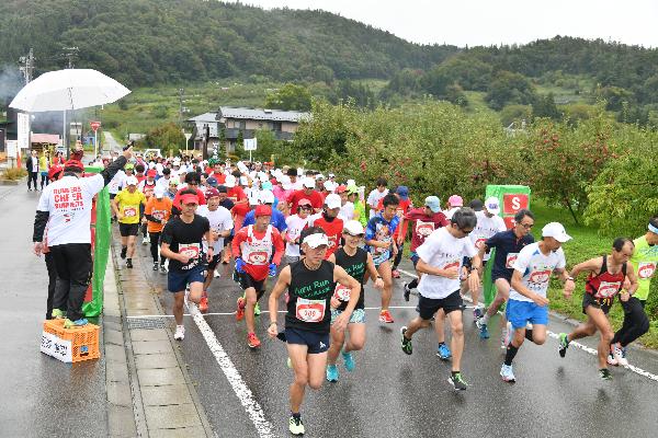 号砲の合図でマラソン部門の選手が一斉にスタートする様子の写真